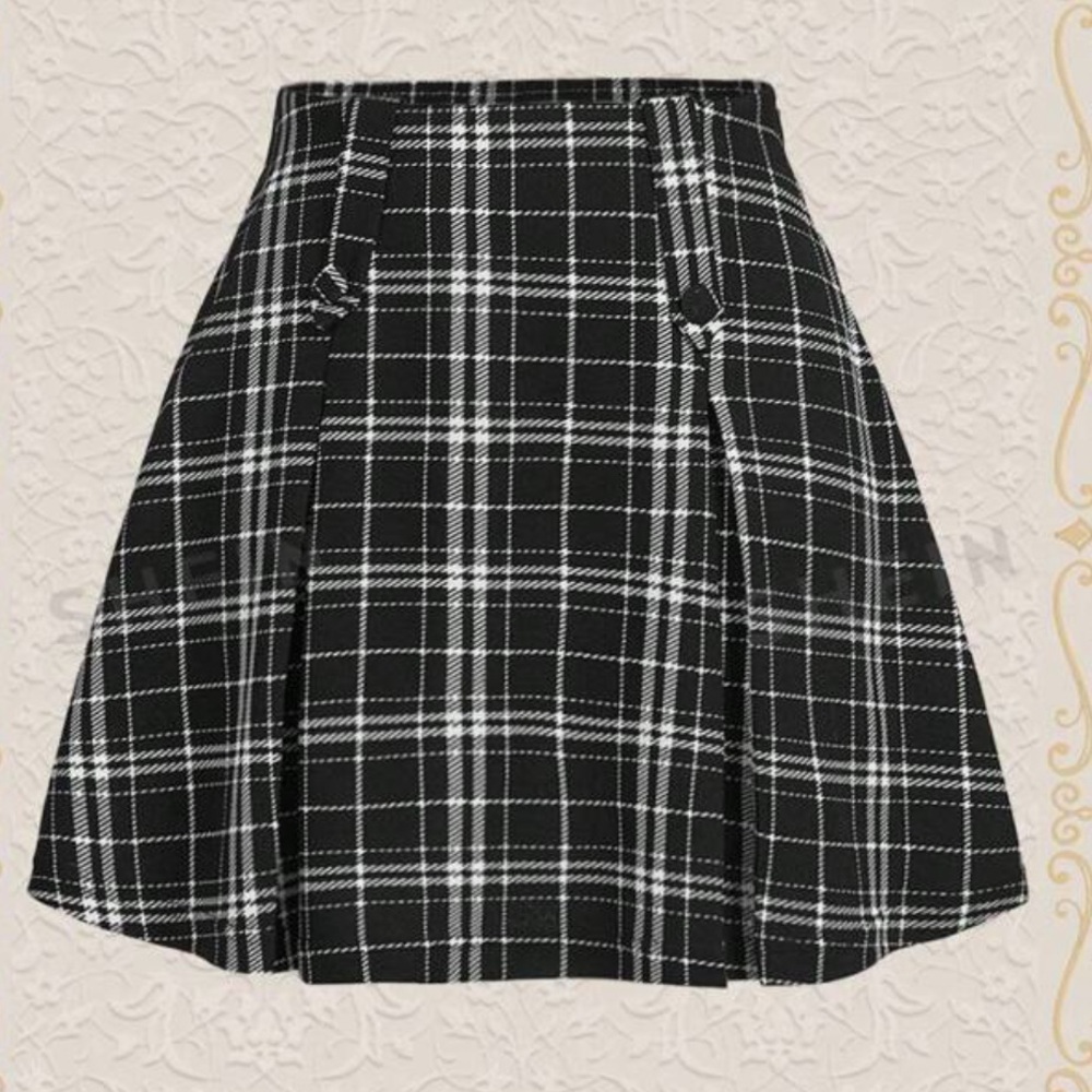 🛍️☀️ 3/$10 Black and White Plated Skirt ☀️🛍️